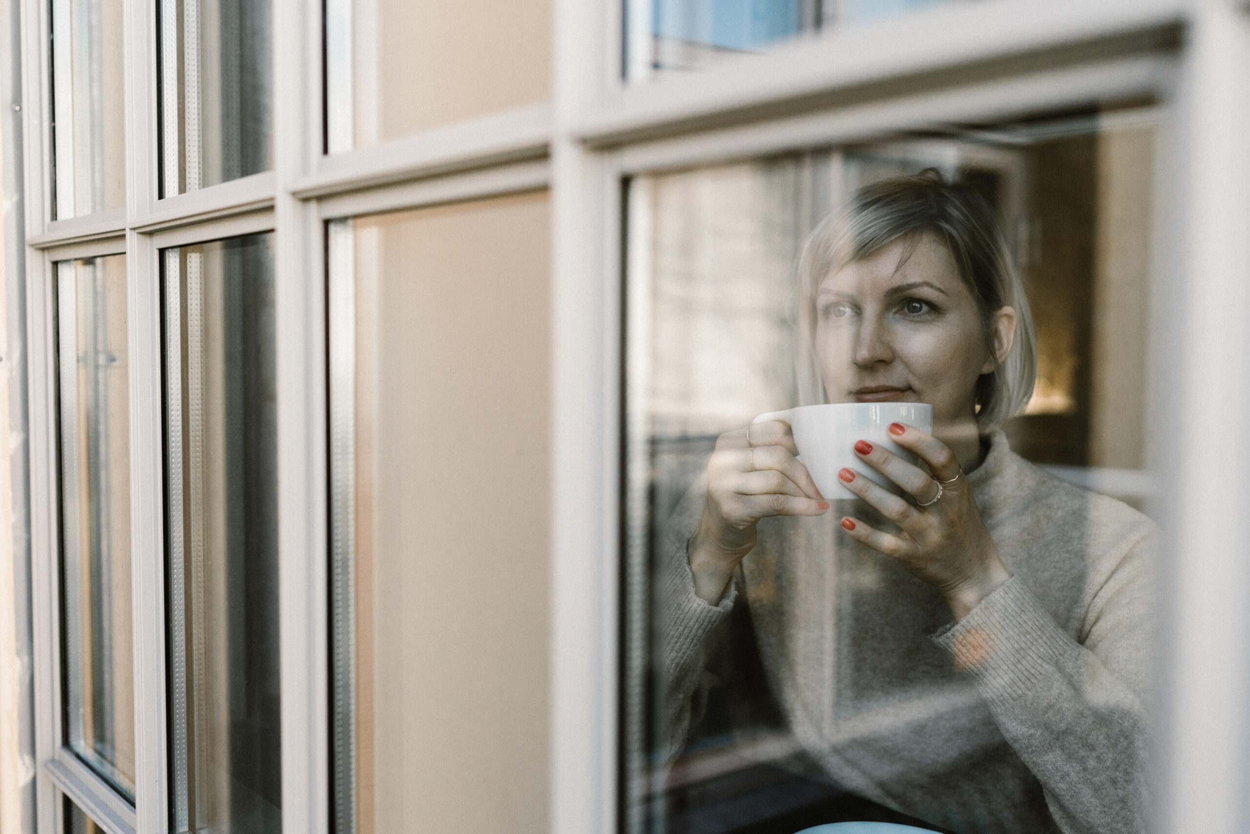 Andrea a munkatársát Évát egy tipikus svéd kávézóban ablakában fotózta