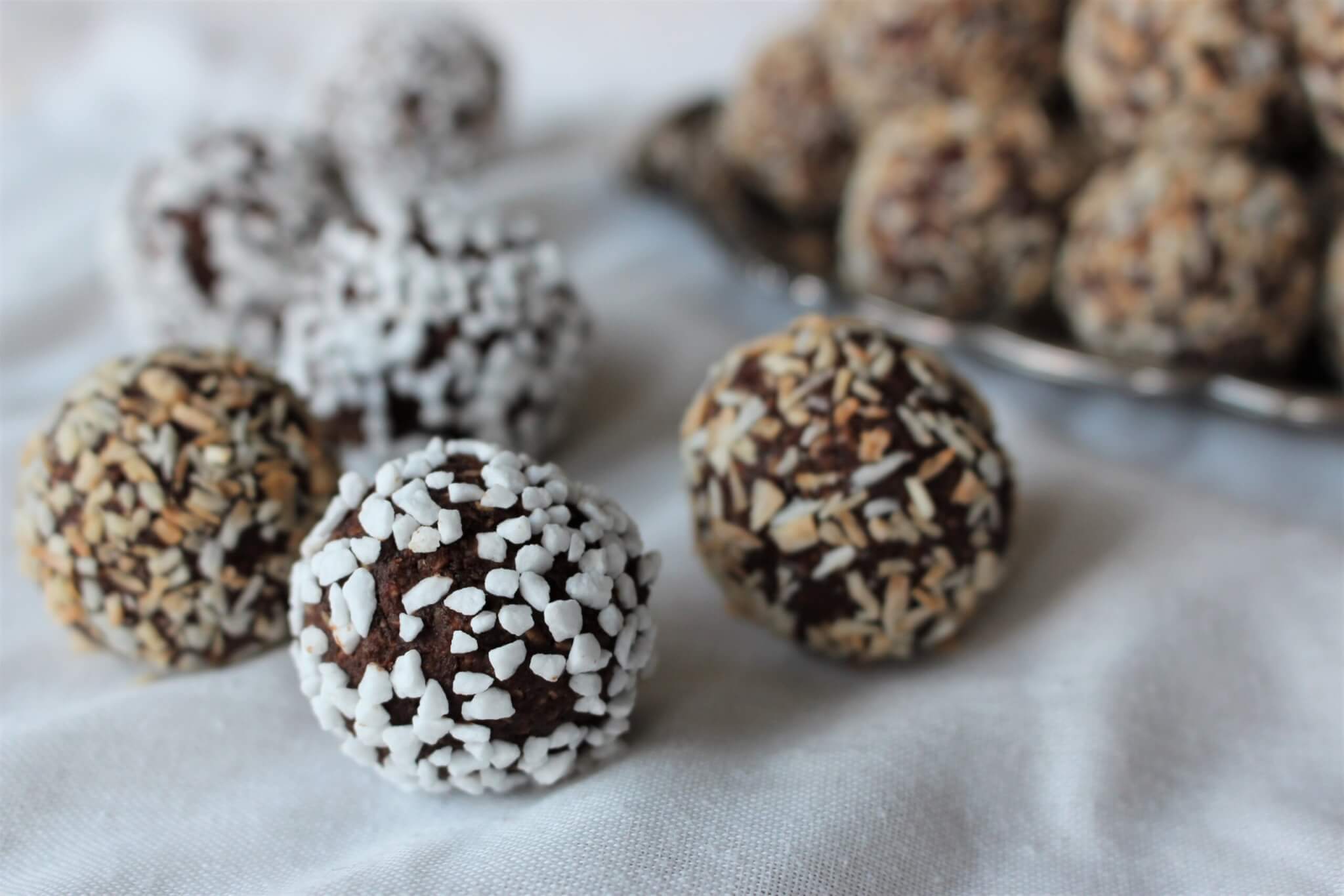 Chokladbollar, a svéd kókuszgolyó, aminek intenzív kávé íze van