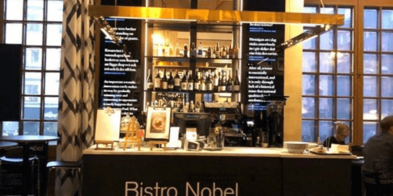 Kávészünet a Nobel Bistro asztalánál – a magyar „díjazottakkal”